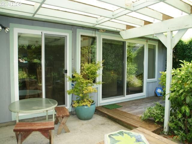 Property Photo:  138 N Cottage  OR 97138 