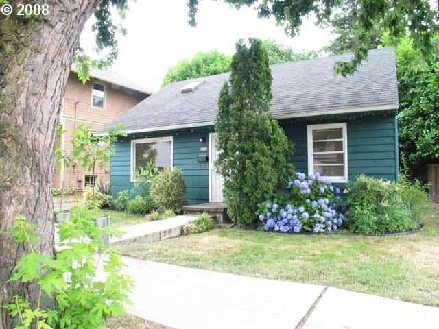 Property Photo:  4324 SE Morrison St  OR 97215 