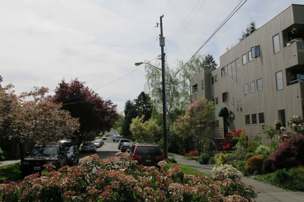 Property Photo:  2101 Nob Hill Ave N 2A  WA 98109 