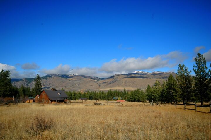 Property Photo:  21 Green Meadows Dr  WA 98862 