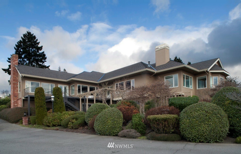 Property Photo:  9500 Hilltop Road  WA 98004 