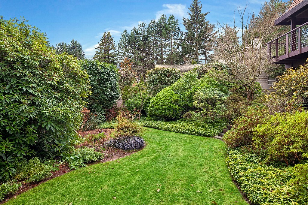 Property Photo: 6535 NE Windermere Rd WA 98105