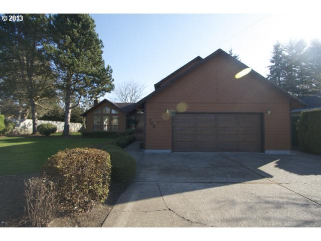 Property Photo:  760 NW 11th St  OR 97128 