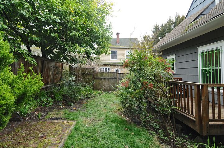 Property Photo:  108 11th Ave E  WA 98102 