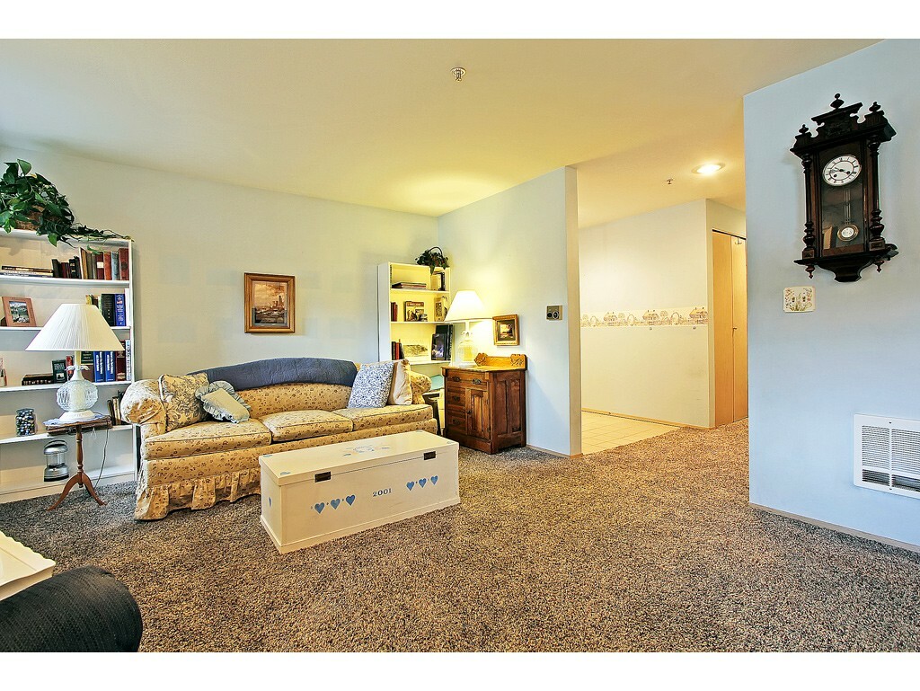 Property Photo: 14058 NE 181st St F102 WA 98072
