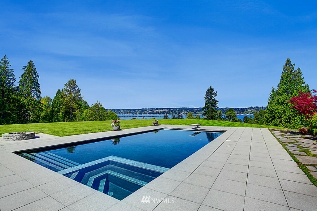 Property Photo: 222 E 208 Lake Sammamish Pkwy SE WA 98074
