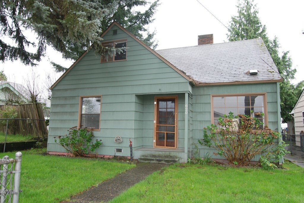 Property Photo:  620 7th St SE  WA 98002 