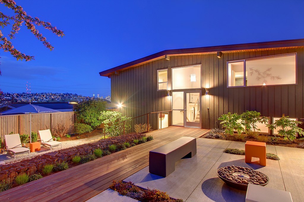 Property Photo: 2508 W McGraw St WA 98199