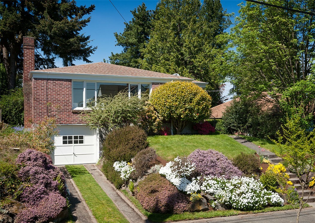 Property Photo:  2707 Belvidere Ave SW  WA 98126 