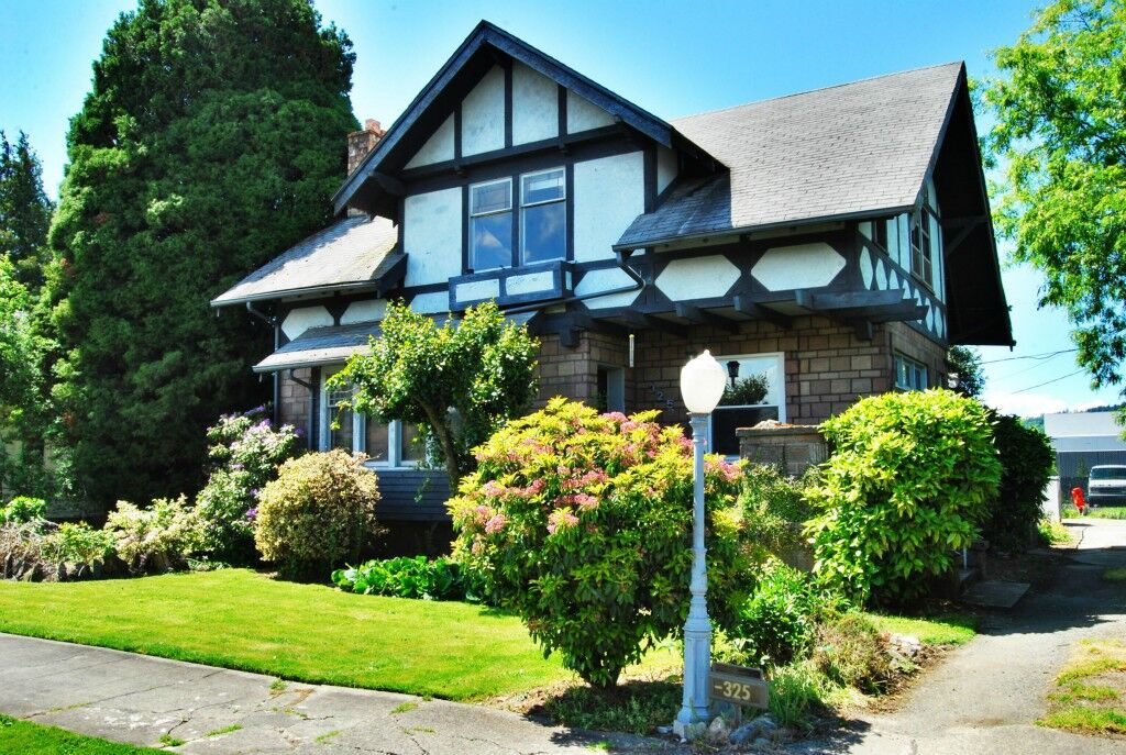 Property Photo: 325 A St NE WA 98002