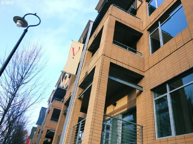 Property Photo: 701 Columbia St 408 WA 98660