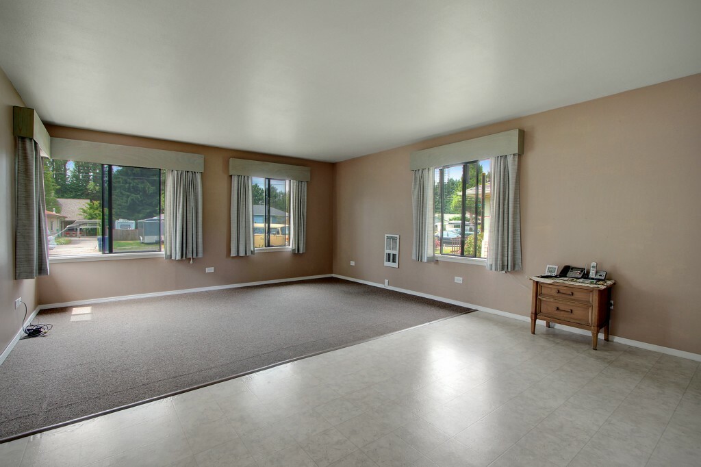 Property Photo:  270 1st Ave NE  WA 98027 