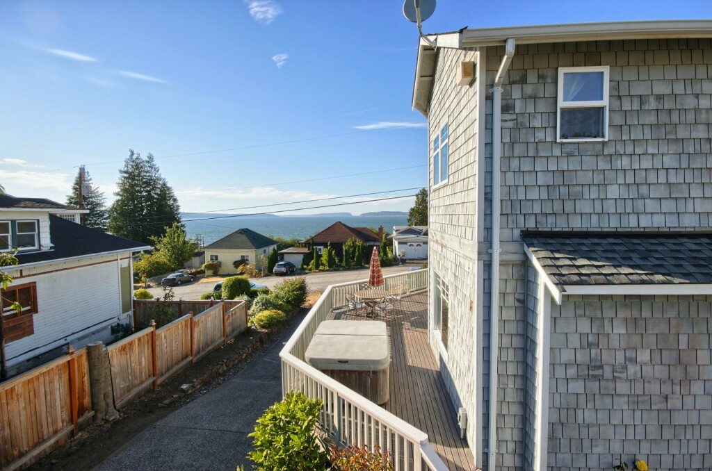 Property Photo:  943 2nd St  WA 98275 