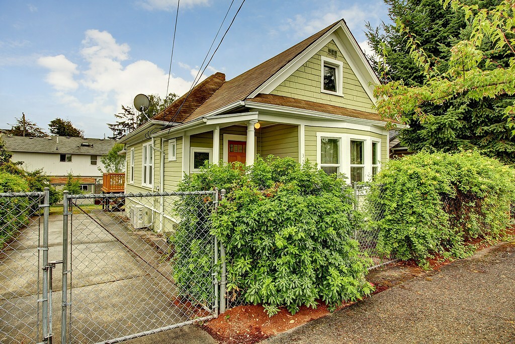 Property Photo:  3251 S Hudson St  WA 98118 