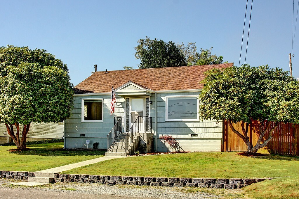 Property Photo:  1502 Cedar St  WA 98201 