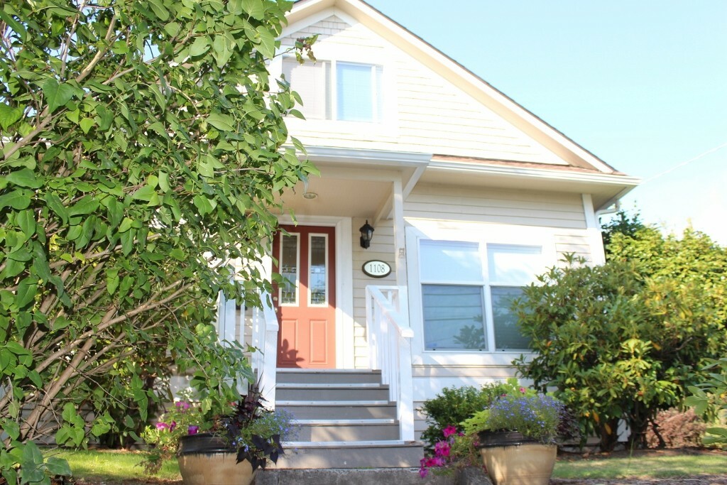 Property Photo:  1108 N 46th St  WA 98103 