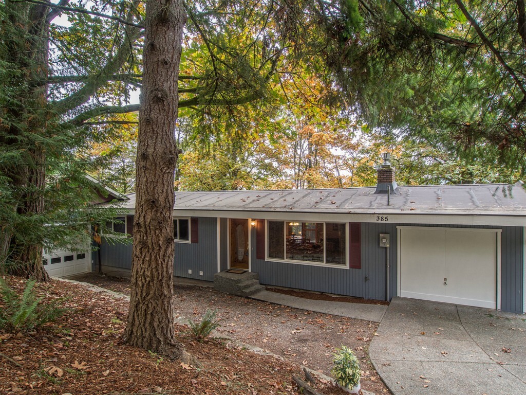 Property Photo: 385 Mount Defiance Circle SW WA 98027