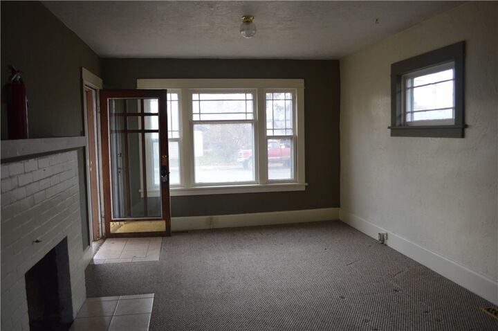 Property Photo:  206 S Pine St  WA 98926 