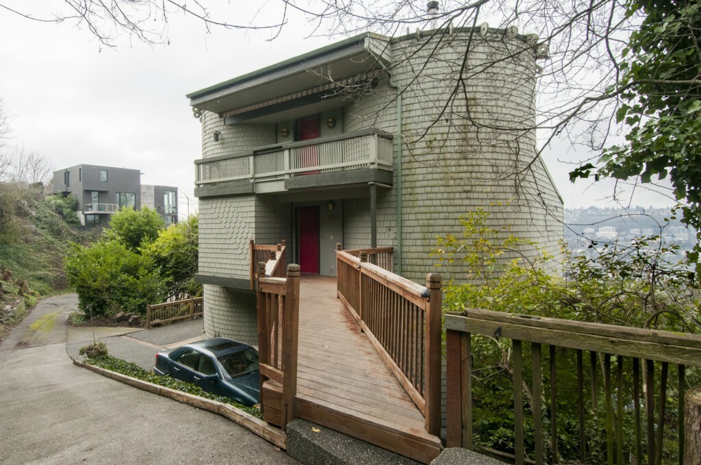 Property Photo:  1819 Broadway E  WA 98102 