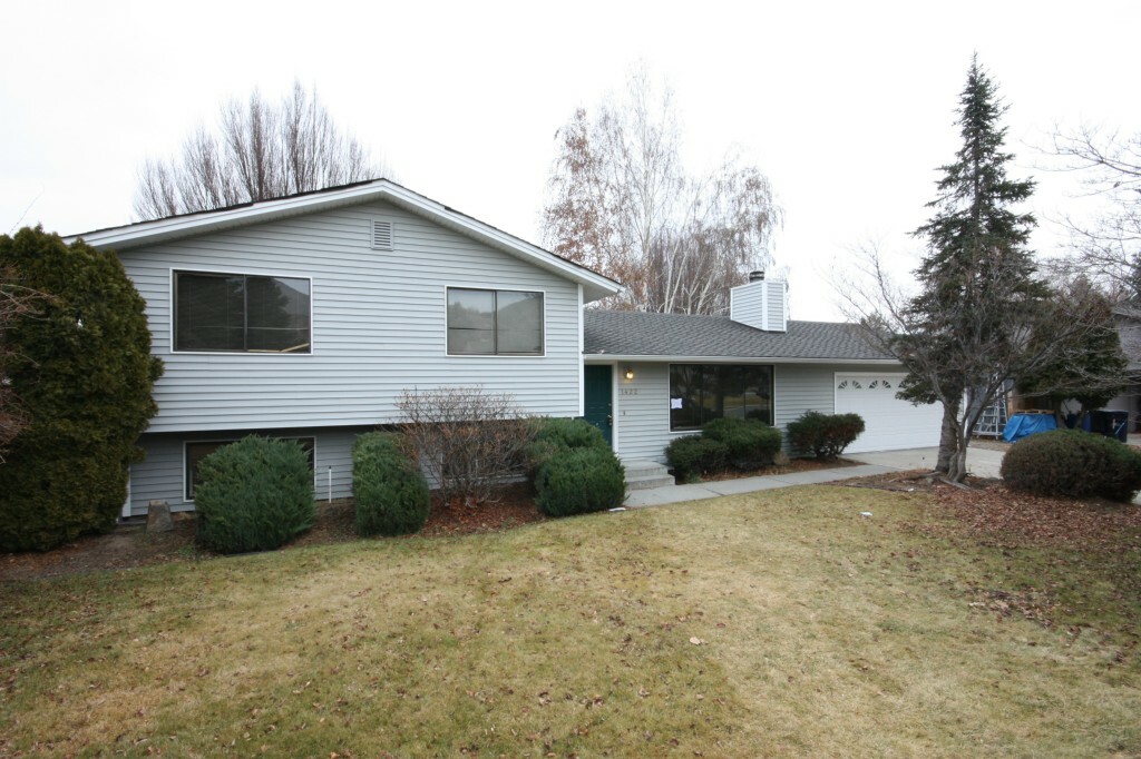 Property Photo:  1422 Somerset Dr  WA 98801 