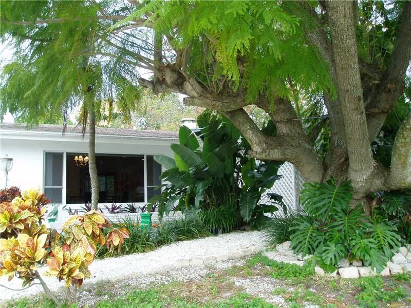 Property Photo:  2557 Tulip Street  FL 34239 