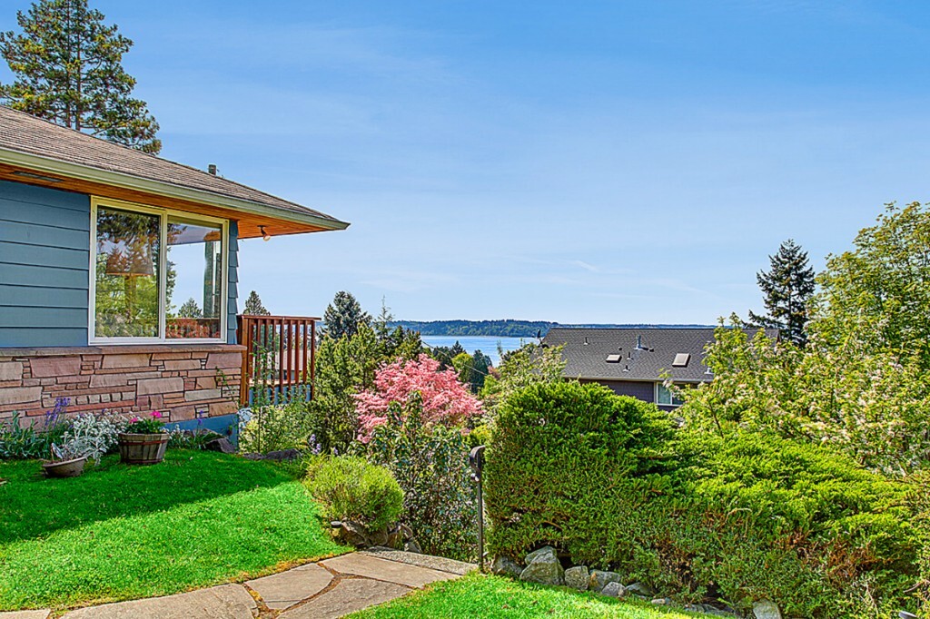 Property Photo: 8750 Fauntlee Crest SW WA 98136