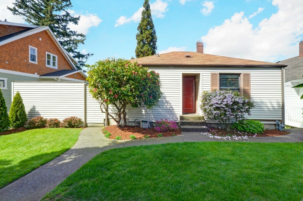 Property Photo:  9551 Phinney Ave N  WA 98103 