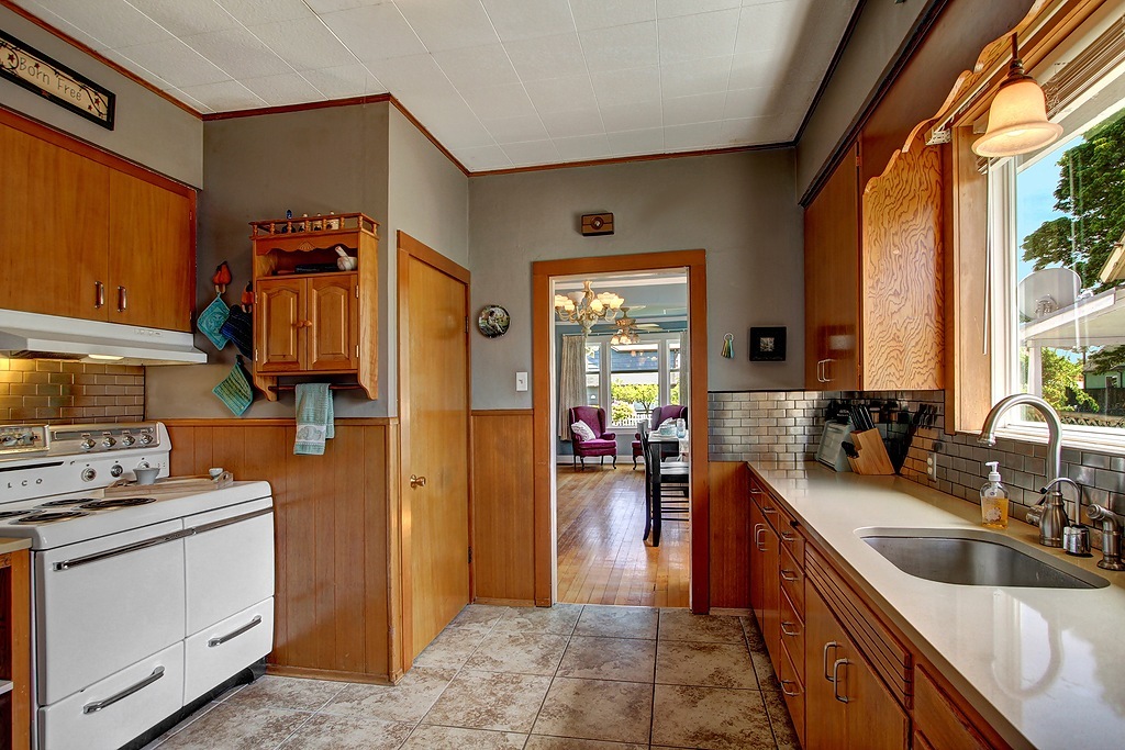 Property Photo:  2122 Lombard Ave  WA 98201 