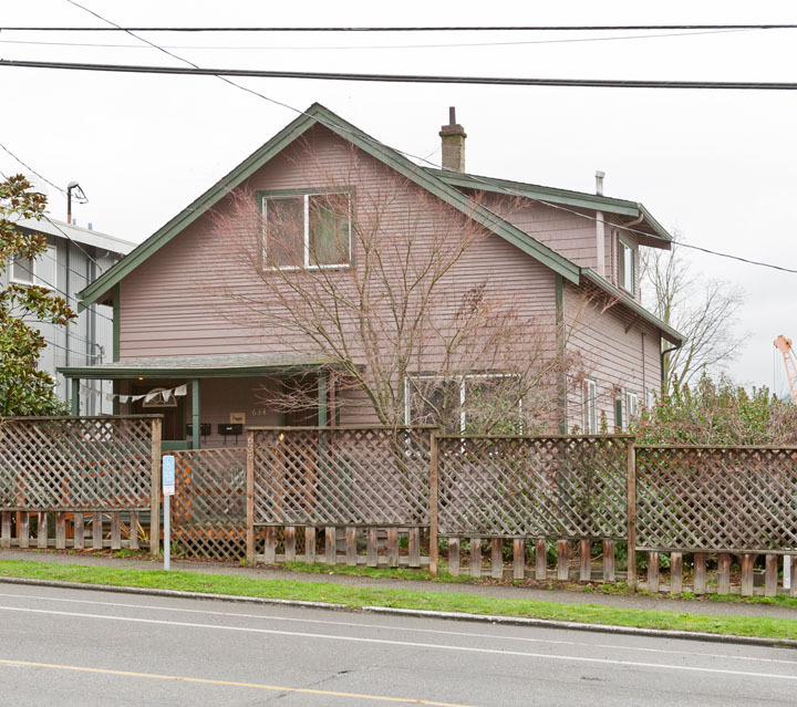 Property Photo:  634 W Nickerson St  WA 98119 
