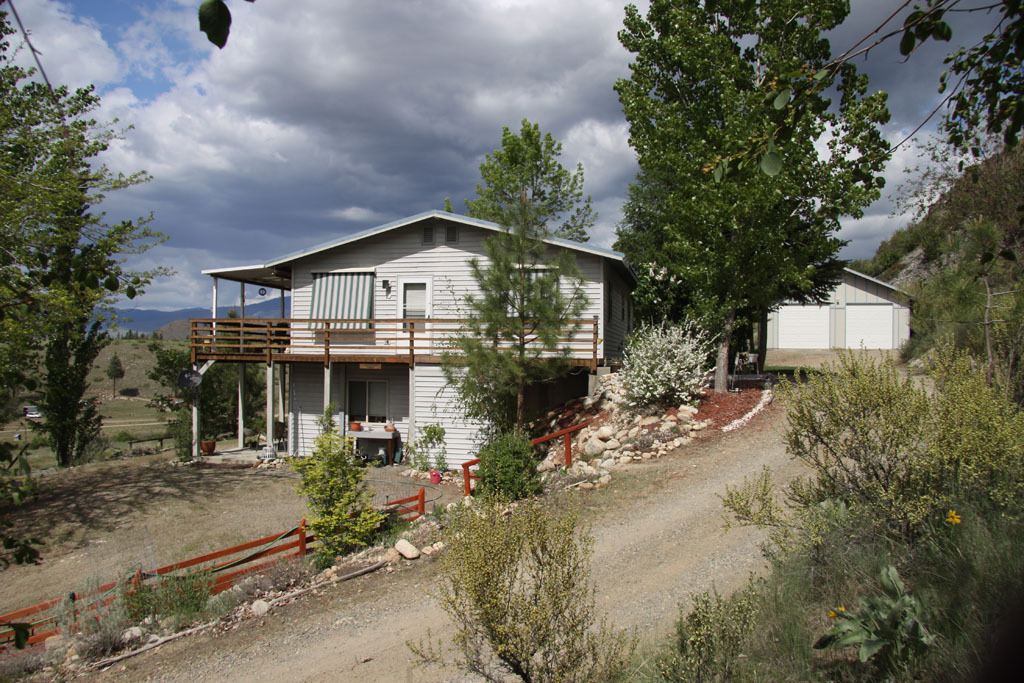 Property Photo:  61 Yellowjacket Rd  WA 98856 