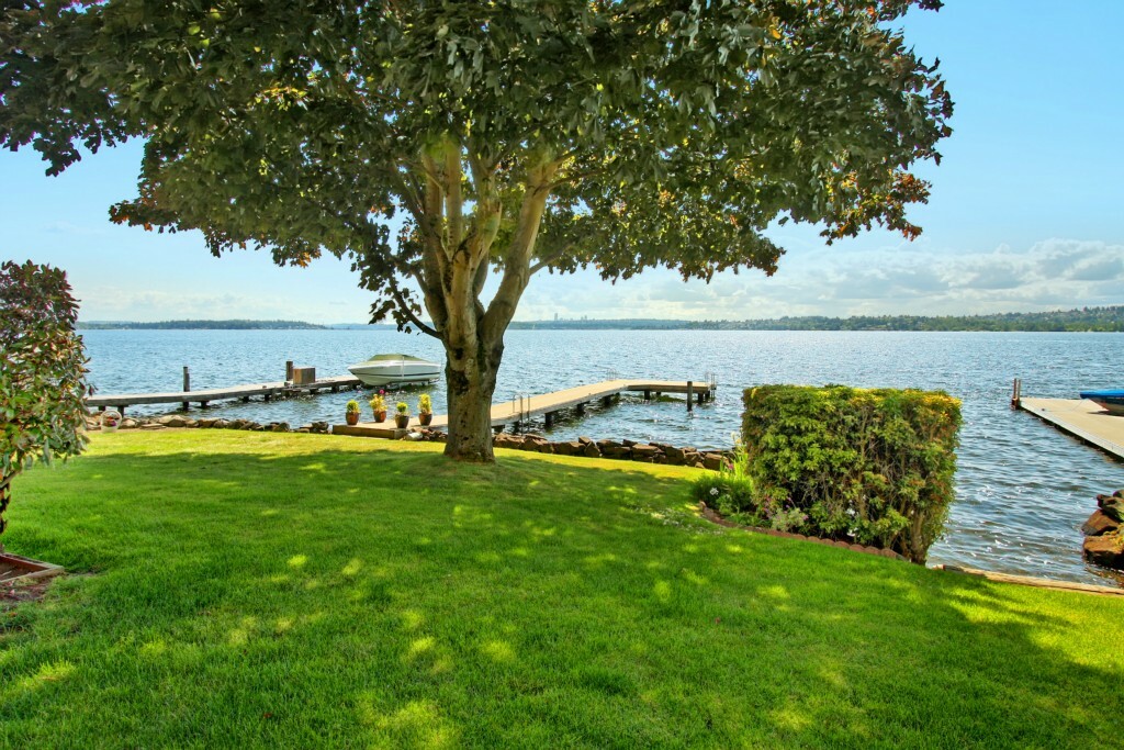 Property Photo:  301 Lake Ave W  WA 98033 