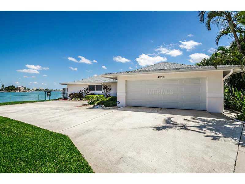 Property Photo: 5950 Balao Way N FL 33706