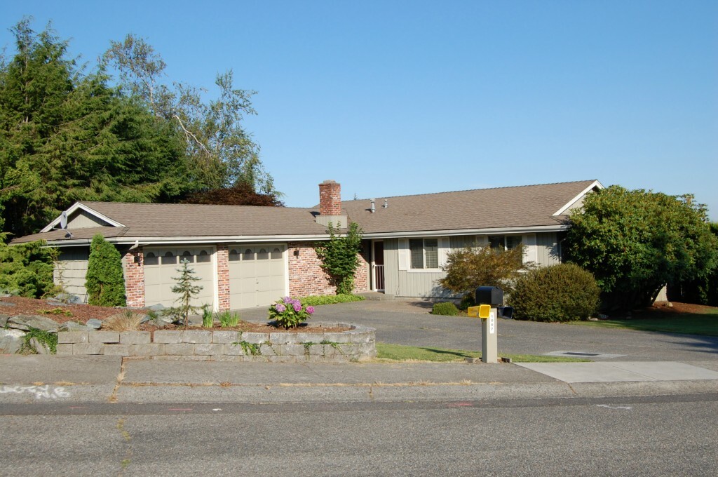 Property Photo:  1007 E Toledo St  WA 98225 