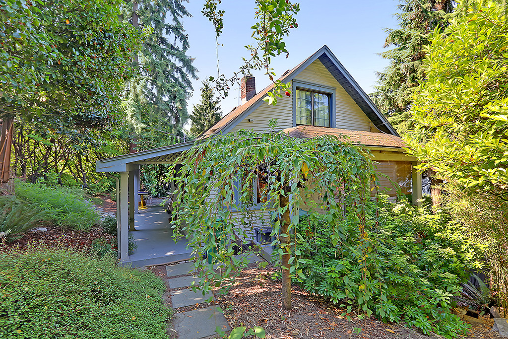 Property Photo: 11112 E Hamlin St WA 98102