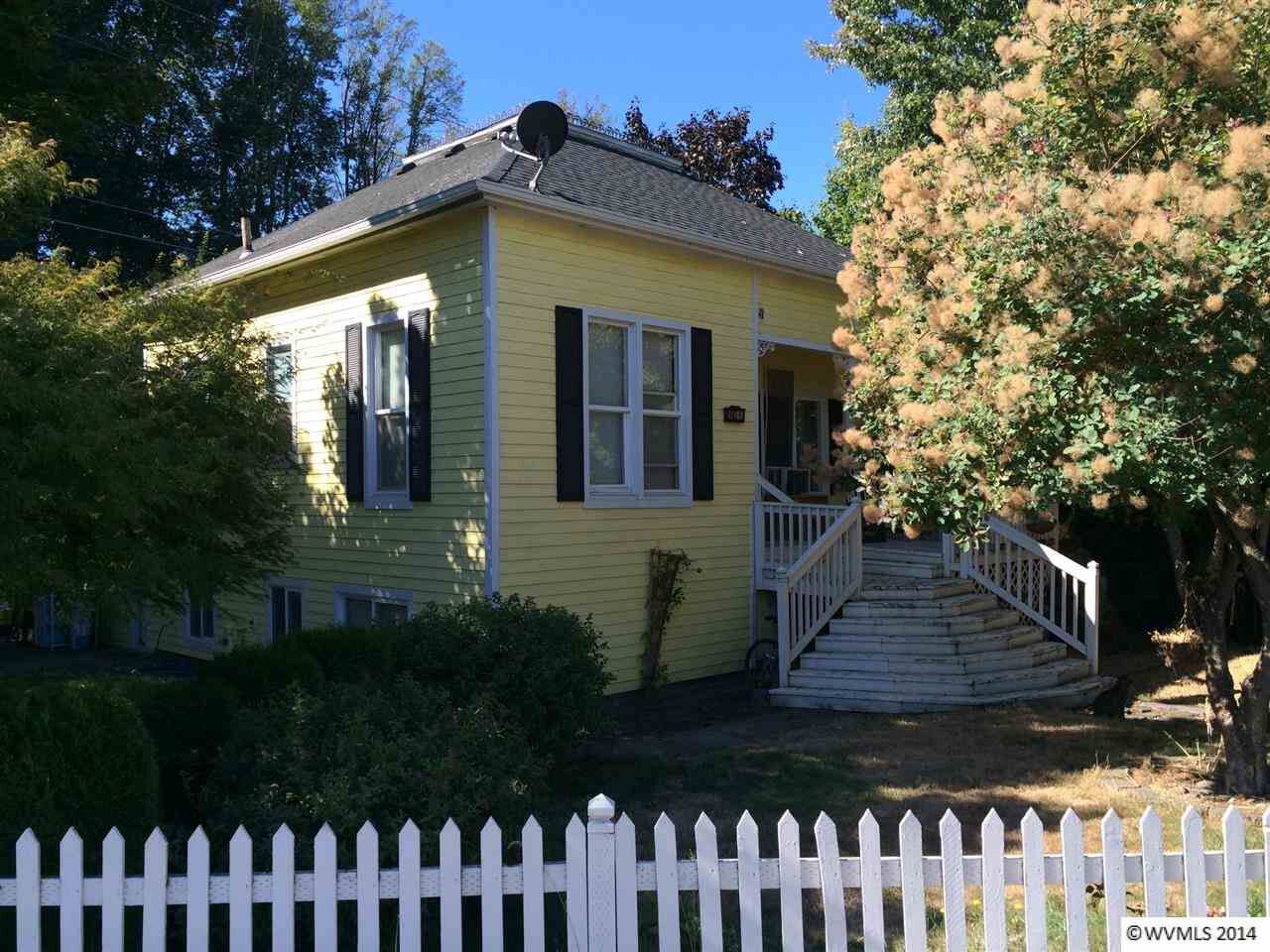 Property Photo:  985 E College St  OR 97362 