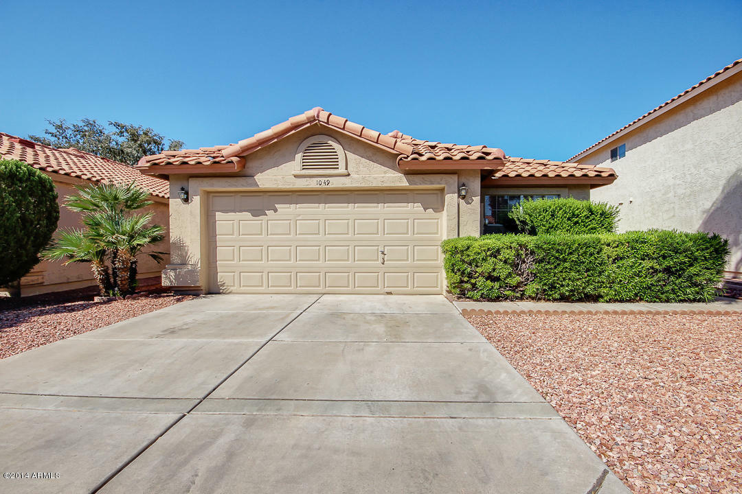 Property Photo:  1049 W Cantebria Drive  AZ 85233 