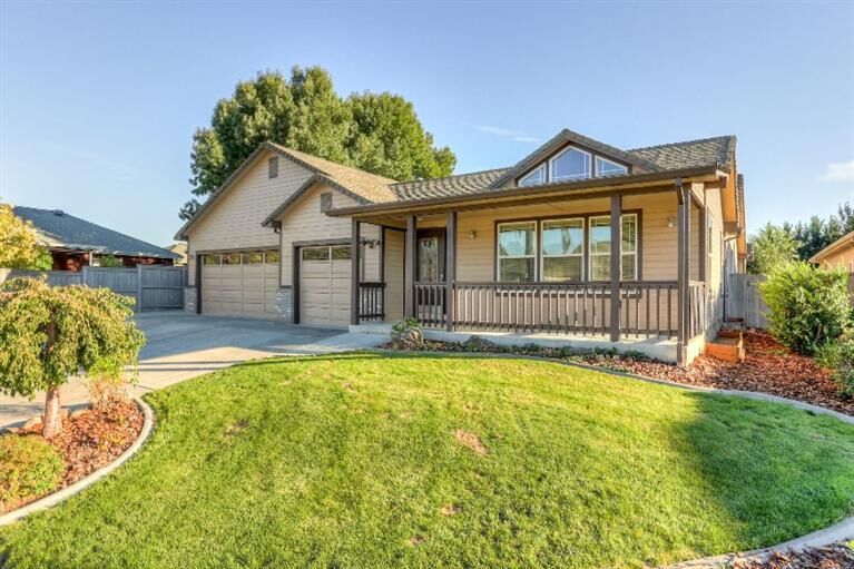 Property Photo:  2790 Oakview Avenue  OR 97502