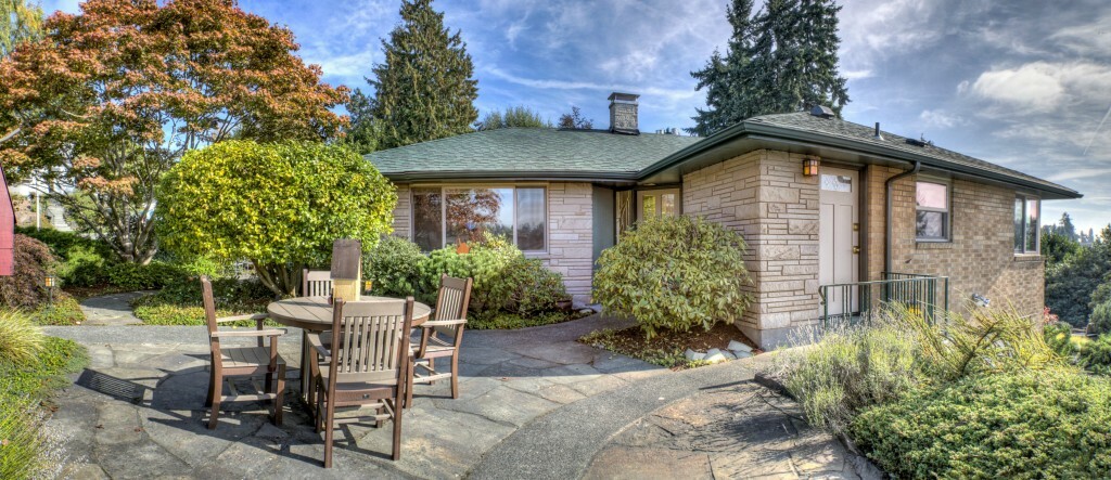 Property Photo:  4805 Stanford Ave NE  WA 98105 