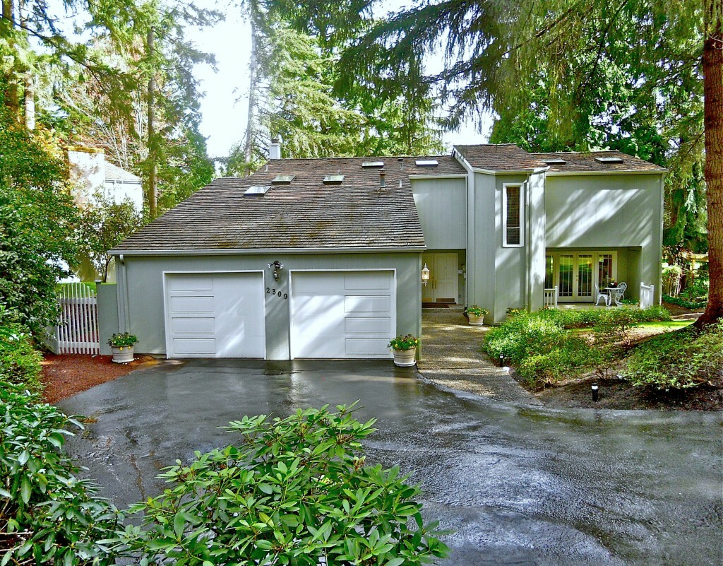 Property Photo:  2309 Sahalee Dr E  WA 98074 