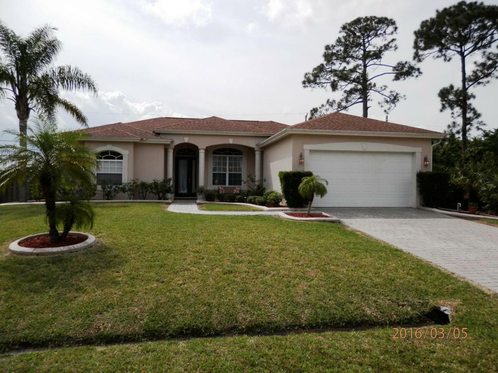 Property Photo:  1050 SW Majorca Avenue  FL 34953 