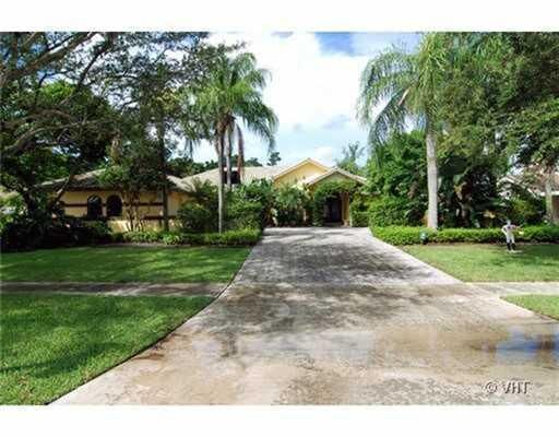 Property Photo:  2709 Embassy Drive  FL 33401 