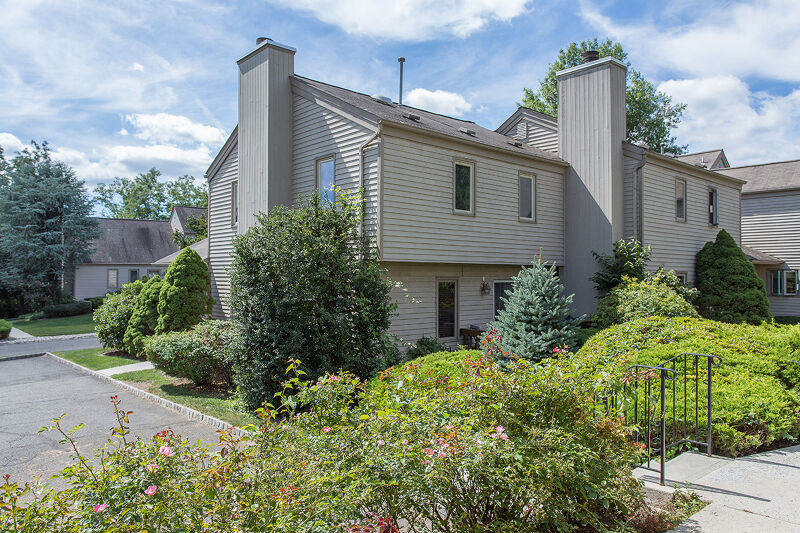 Property Photo:  3 Somerset Hills Ct  NJ 07924 