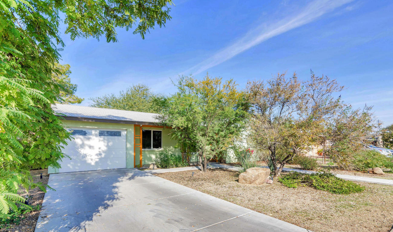 Property Photo: 1002 E Cavalier Drive AZ 85014