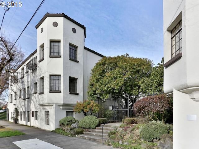 Property Photo:  2325 NE Flanders St 11  OR 97232 