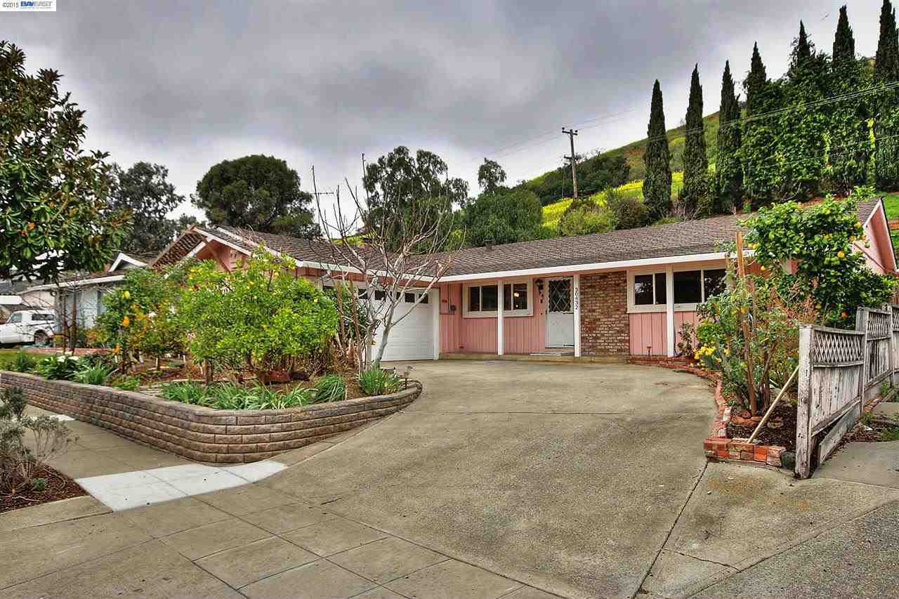 Property Photo:  30432 Treeview Street  CA 94544 