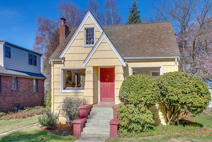 Property Photo:  1028 NE 94th St  WA 98115 