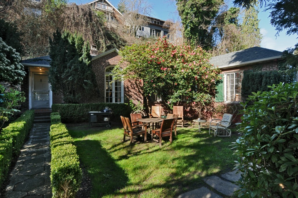Property Photo: 5009 22nd Ave NE WA 98105