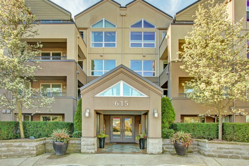 Property Photo:  615 6th St 309  WA 98033 