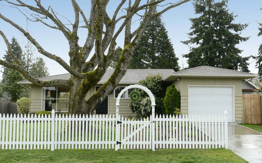 Property Photo:  12716 Phinney Ave N  WA 98133 