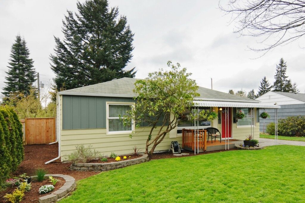Property Photo:  847 NE 189th St  WA 98155 